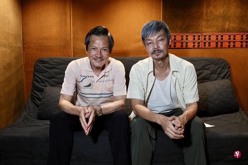 李国煌（右）与俞宏荣在《写给爸爸的信》中演出内心脆弱的男人。（龙国雄摄）