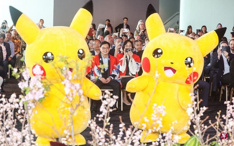 迈入第八届的樱花展星期三（3月15日）正式开幕，副总理兼经济政策统筹部长王瑞杰（中）伉俪和日本驻新加坡大使石川浩司伉俪受邀出席。（陈斌勤摄）