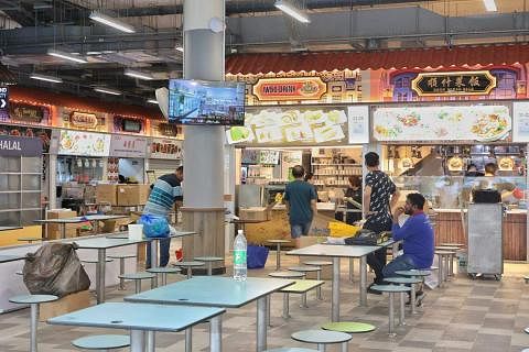 裕廊西小贩中心完成改造工程，两层共39个熟食摊位准备在9月28日营业，一些摊主正准备食材，工作人员也在进行最后的清理工作。（唐家鸿摄）